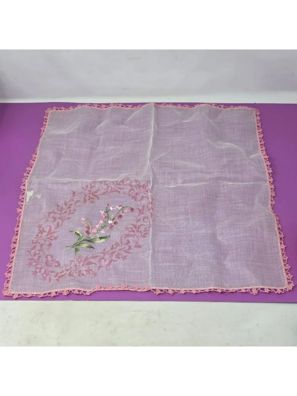 Vintage Pink Embroidered Handkerchief With Floral Design & Crochet Lace‎ Edges